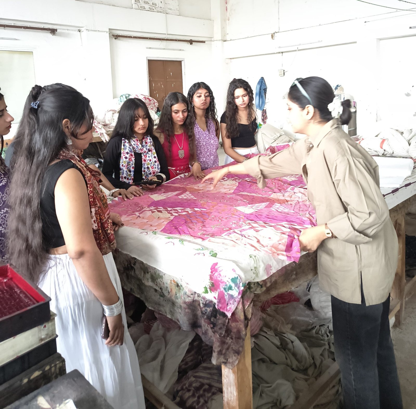 ज्ञानार्थी कॉलेज के फैशन विभाग के विद्यार्थियों का जयपुर में शैक्षणिक भ्रमण