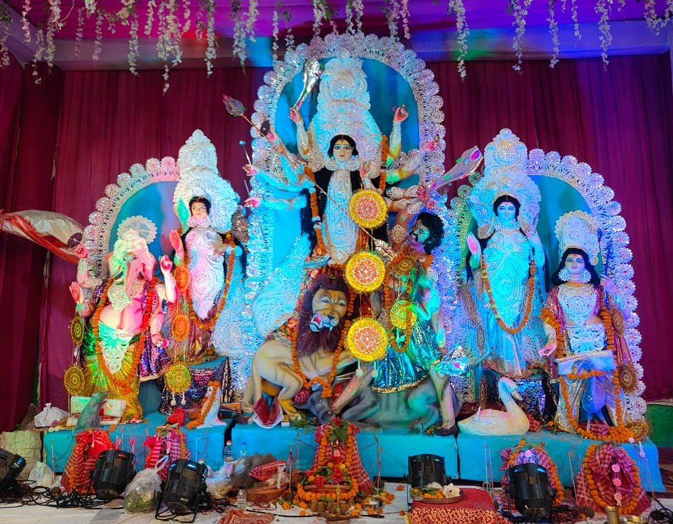 आवास विकास स्थित पंडित दीनदयाल पार्क में मां दुर्गा की आराधना, धुनोची नृत्य ने बांधा समां